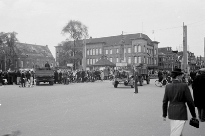 853186 Afbeelding van de doortocht van de geallieerden, op de rotonde op het Smakkelaarsveld te Utrecht; op de ...